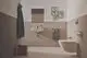 Waschtisch mit Chromarmatur in einem modernen Badezimmer. Ideal Standard Produkte in schlichtem, funktionalem Design, kombiniert mit einer grünen Handtuch und dekorativen Bildern.